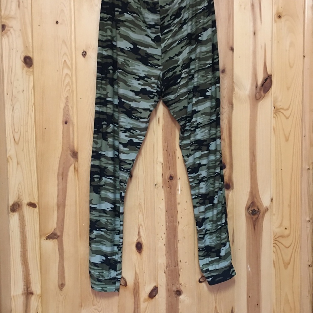 NWOT Bobbie Brooks Light Weight Camo Joggers M